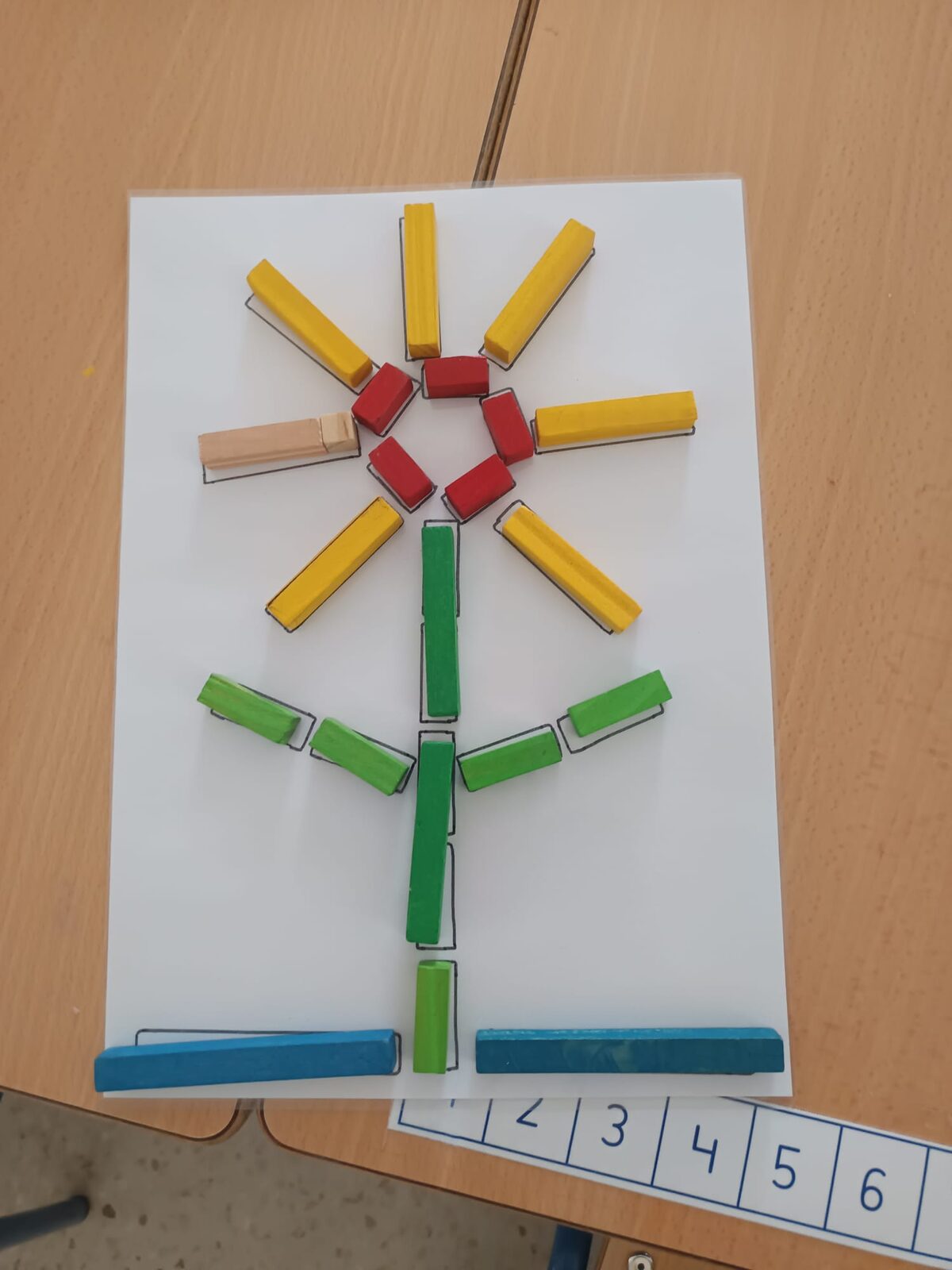 Manualidad creativa hecha con pinzas de madera