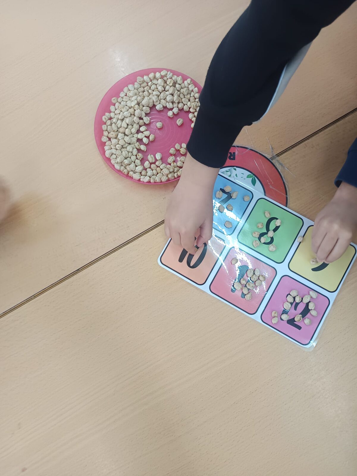 Niños jugando con cartas de emociones