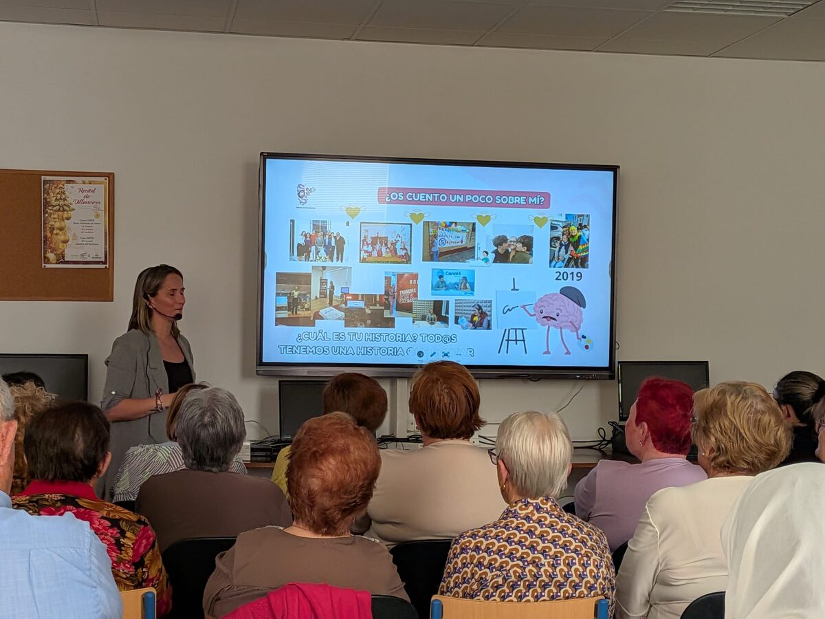 Susana Oliva en una charla de crecimiento personal
