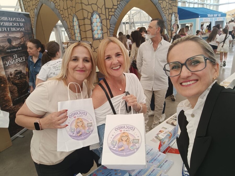 Lectora con Mi Tribu del María