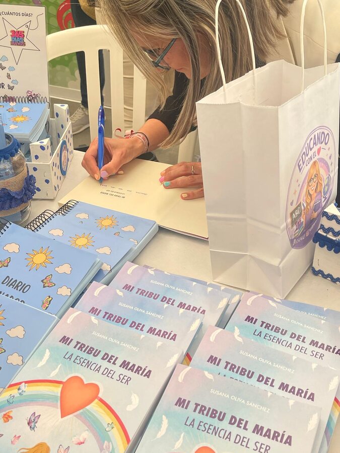 Lectora con Mi Tribu del María