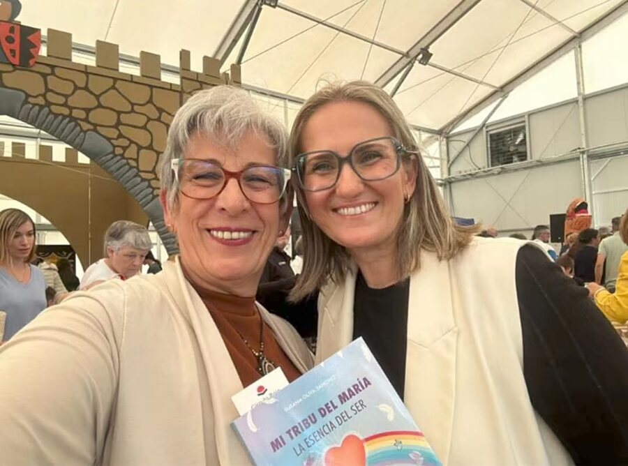 Lectora con Mi Tribu del María