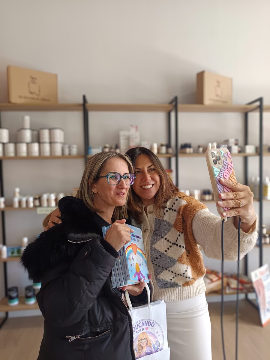 Entrega del libro en una tienda local