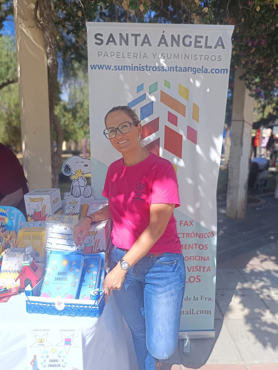 Susana Oliva presentando el libro en Papelería Santa Ángela