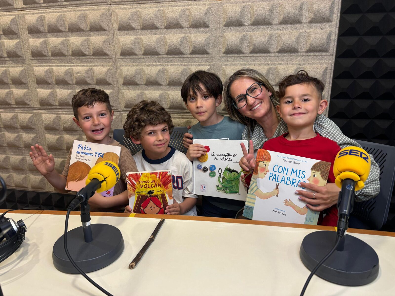 Susana Oliva en Radio Morón Cadena SER junto a niños con cuentos infantiles