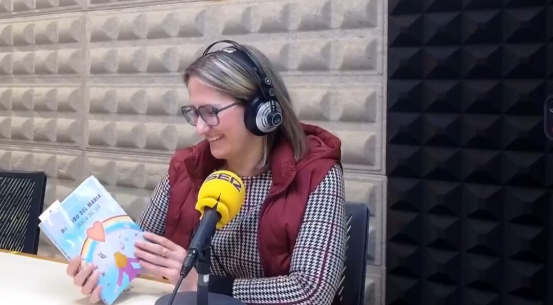 Susana Oliva leyendo su libro en el estudio de Radio Morón