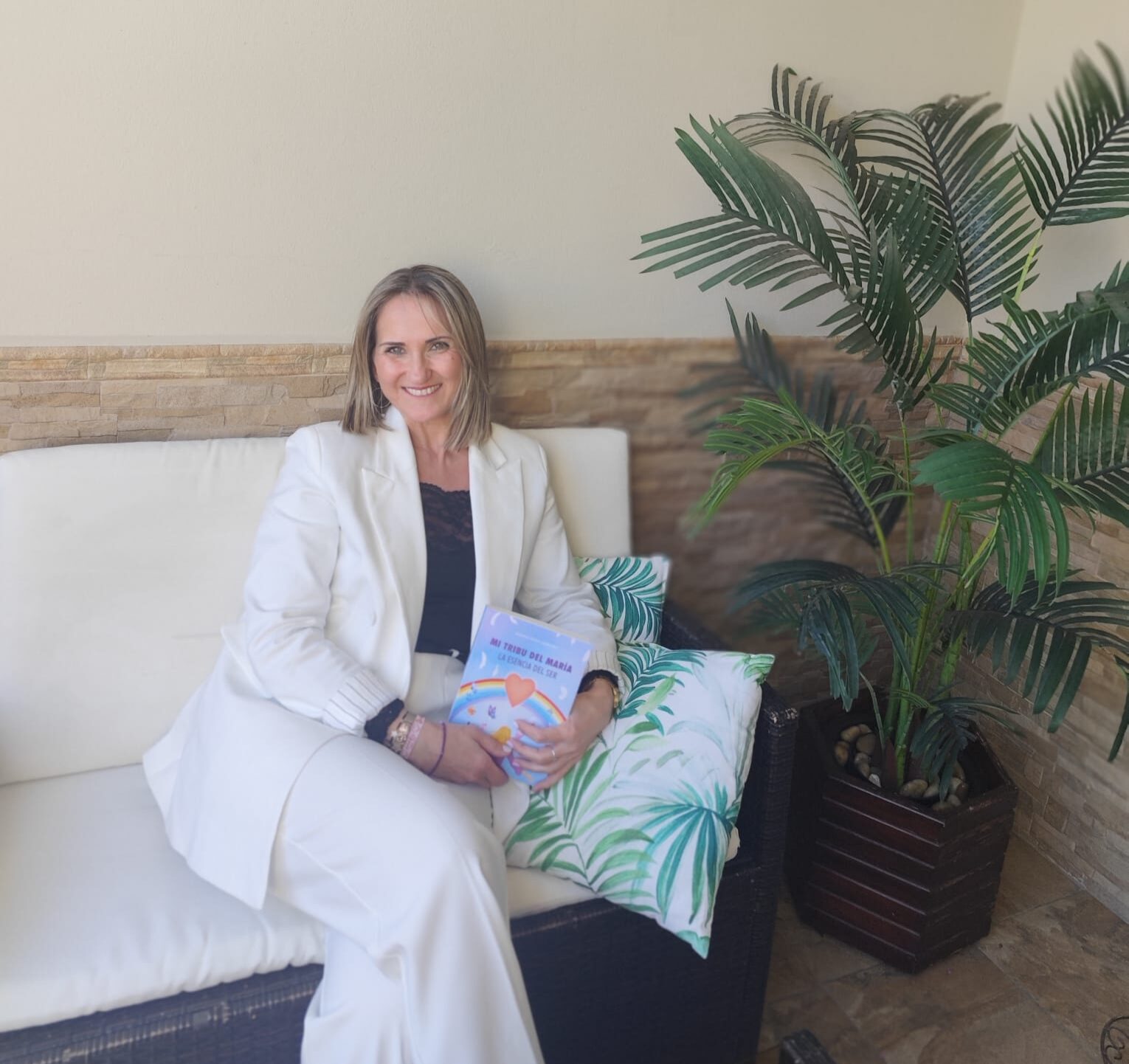 Susana Oliva Sánchez con su libro Mi Tribu del María